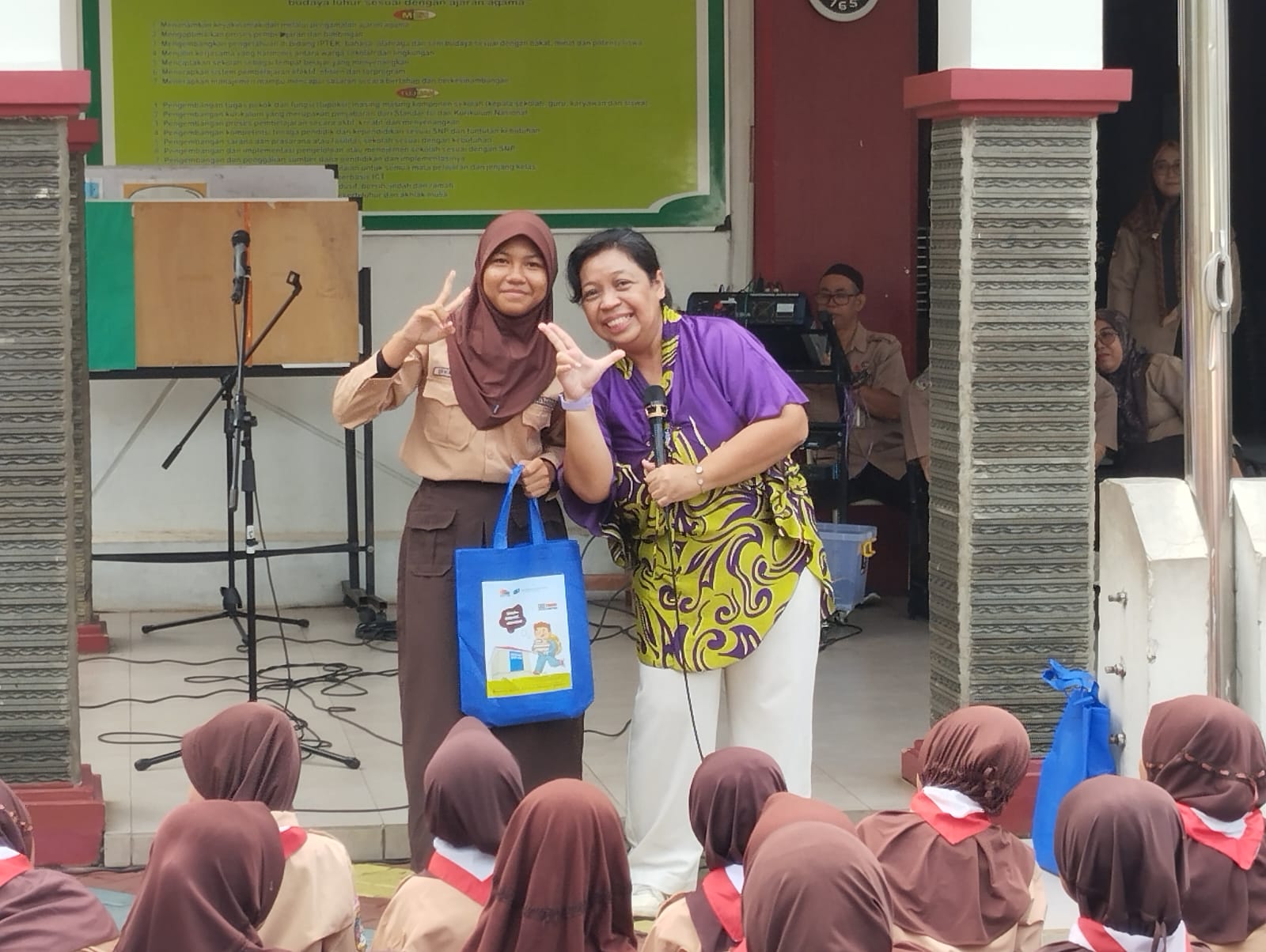 Wisata LiterAsyik Ke SDN Ciracas 10